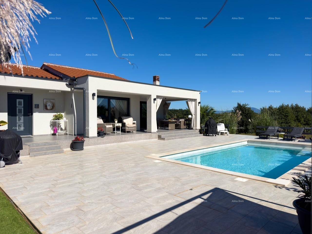 Sonniger Außenbereich mit großem Pool, weitläufiger Terrasse und überdachtem Essbereich.