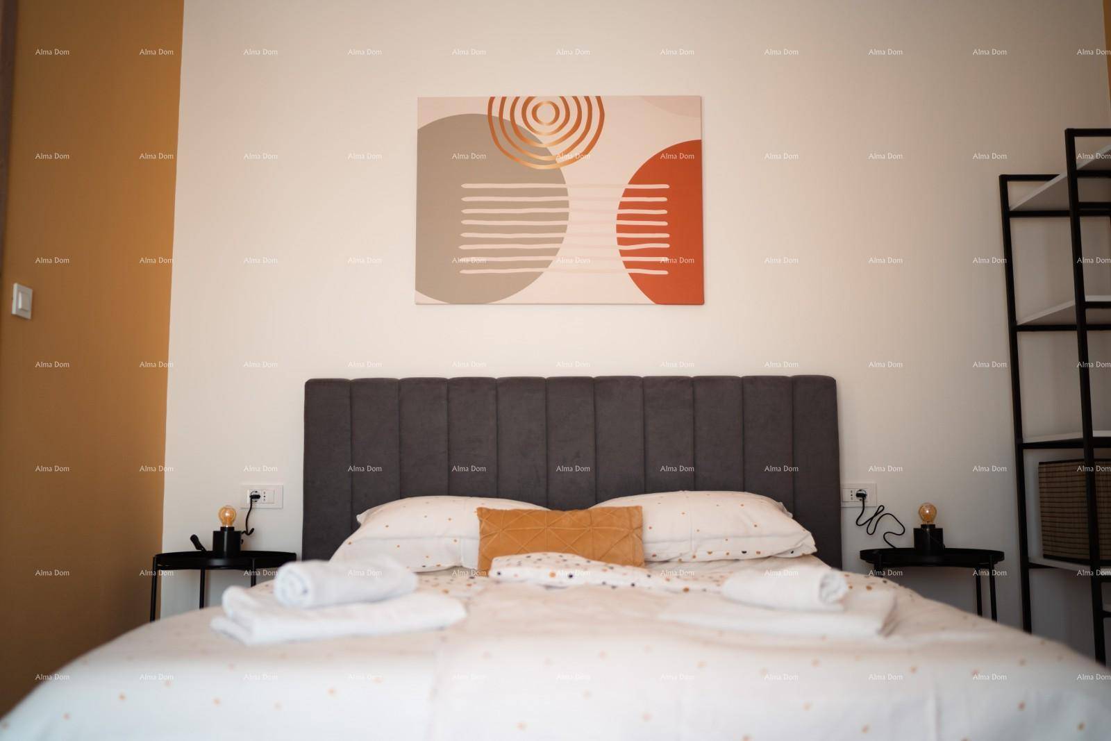 Detailansicht des Bettes im Schlafzimmer mit moderner Wanddekoration und Nachttischen.