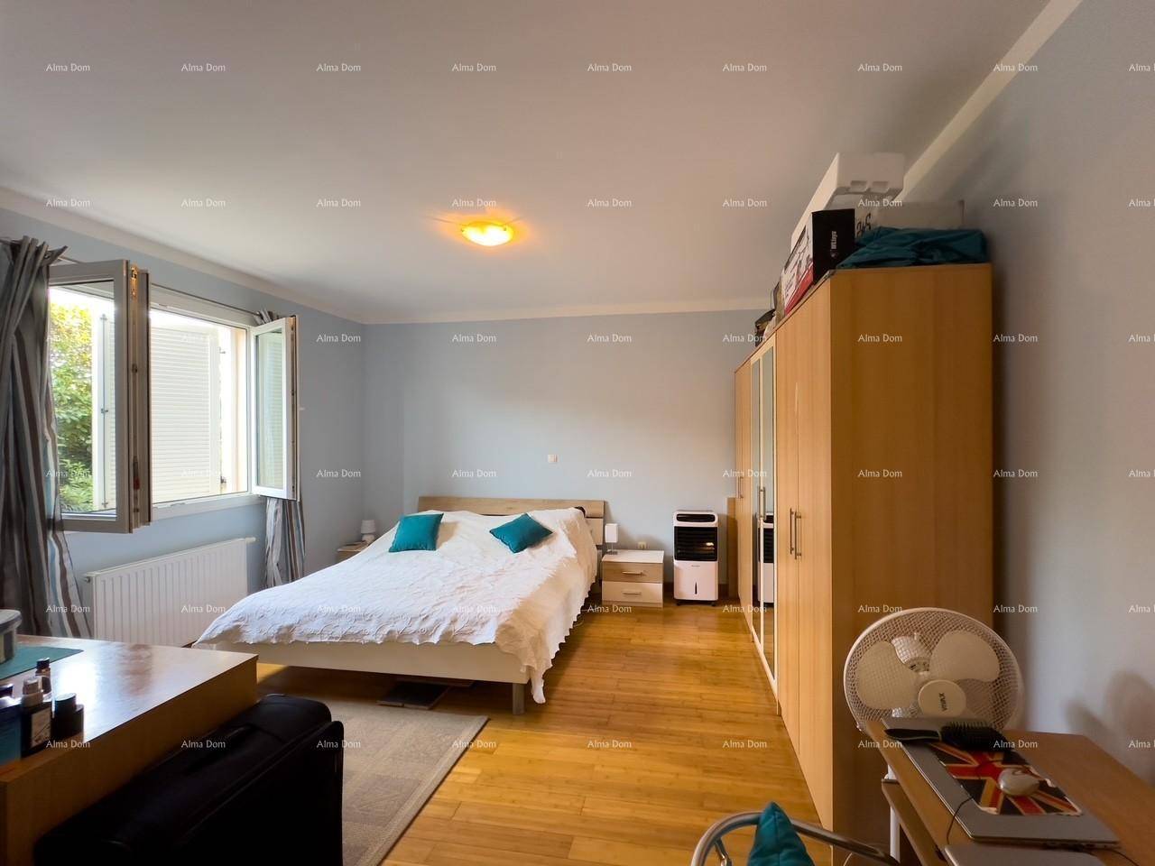 Geräumiges Schlafzimmer mit Doppelbett, Holzboden und großem Kleiderschrank, hell und einladend.