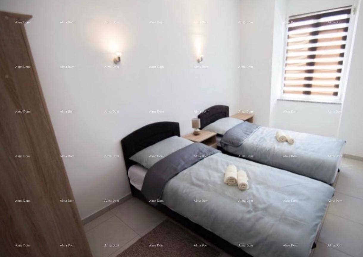 Helles Schlafzimmer mit zwei Einzelbetten, Fenster mit Jalousien und schlichten Wandleuchten.