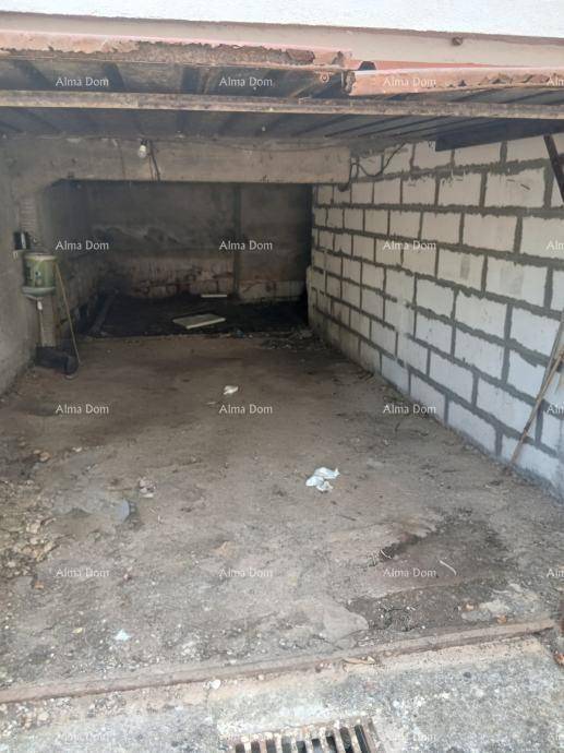Unfertige Garage mit Betonboden und unverputzten Wänden, bereit für den Ausbau.