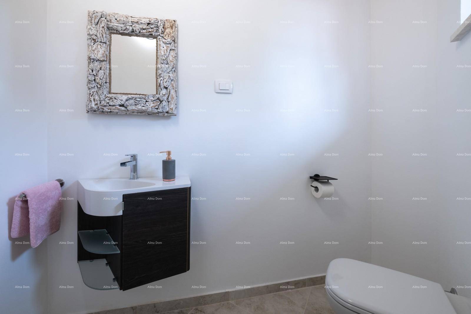 Kleines Gäste-WC mit modernem Waschbecken und Wand-WC.