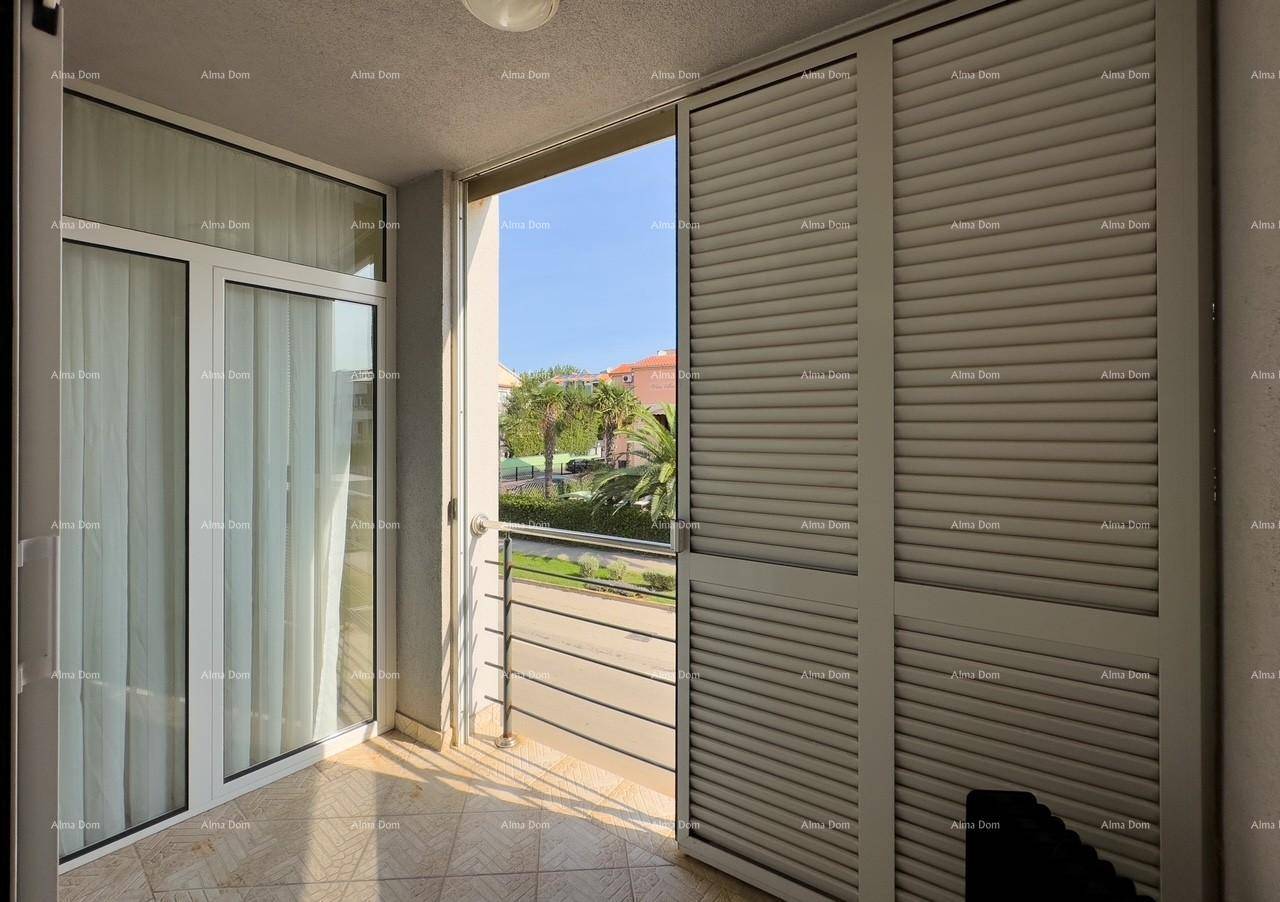 Balkon mit Blick auf die Umgebung, ausgestattet mit praktischen Fensterläden.