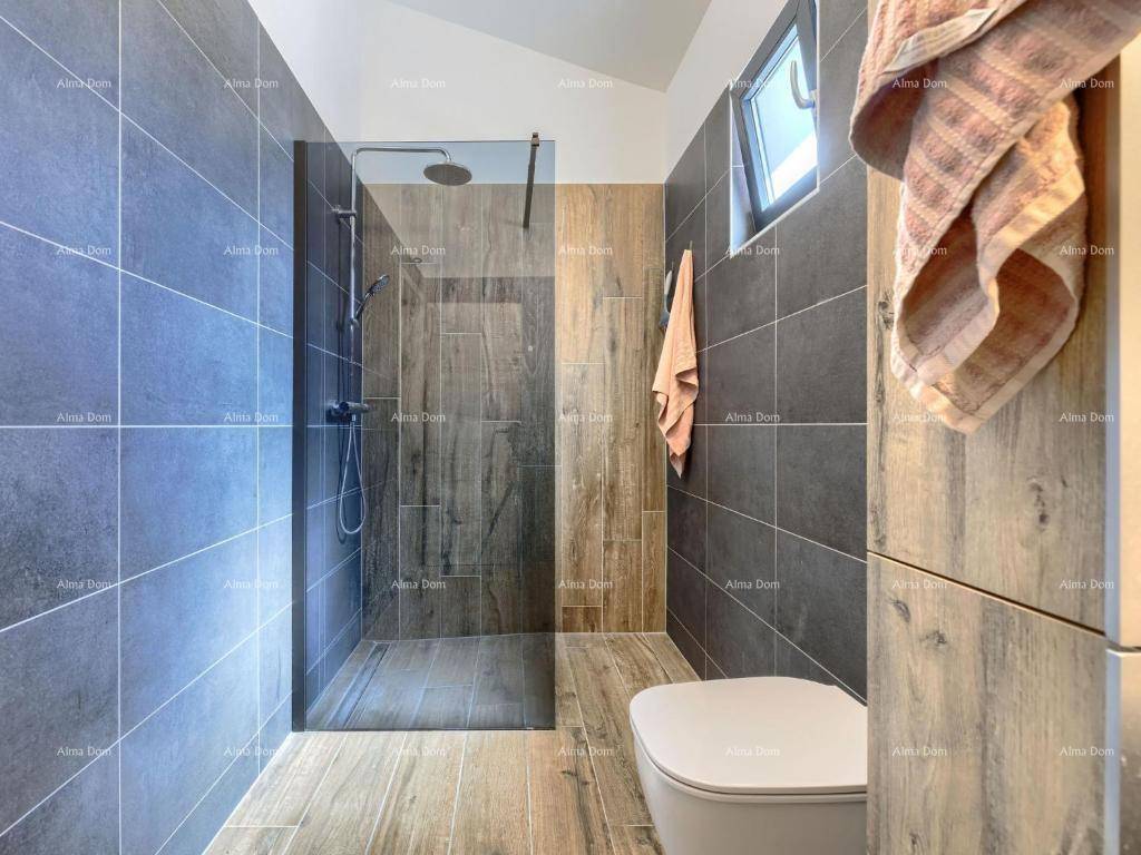 Geräumiges Badezimmer mit großer begehbarer Dusche und modernem Hänge-WC.