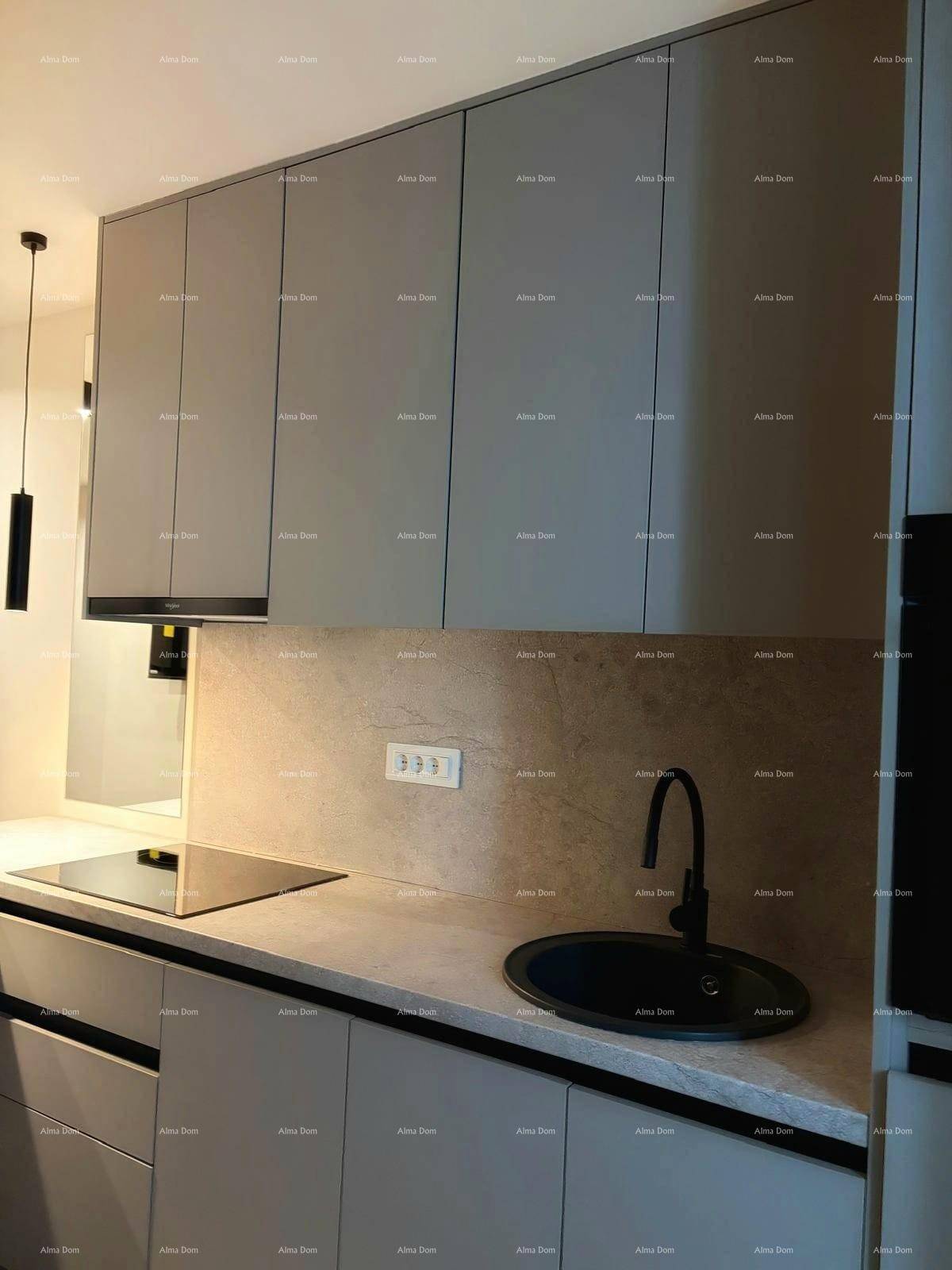 Detailansicht der modernen Küchenzeile mit schwarzem Spülbecken und Induktionskochfeld.