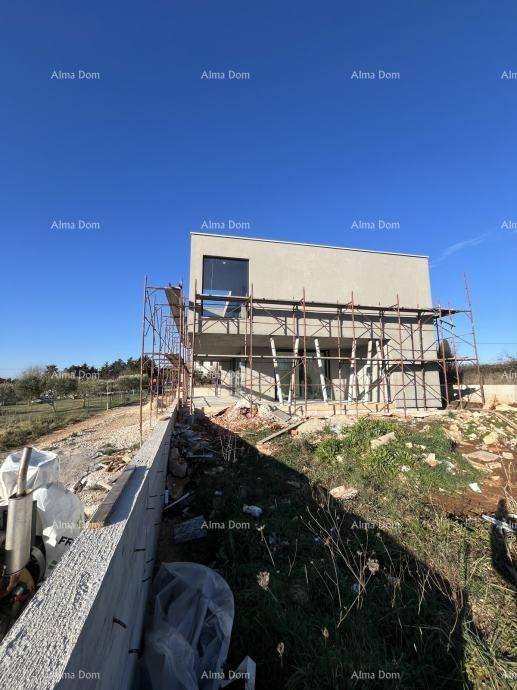 Rückansicht des Neubaus mit Gerüst und Blick auf die umliegende Landschaft.