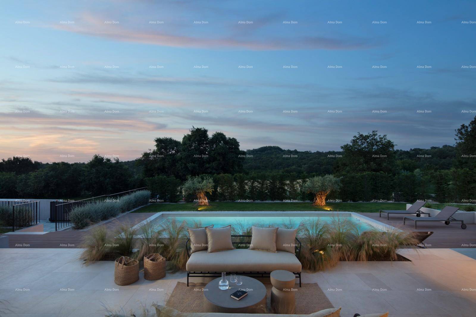 Luxuriöser Außenbereich mit beleuchtetem Pool, stilvoller Lounge-Ecke und weitem Blick ins Grüne bei Sonnenuntergang.
