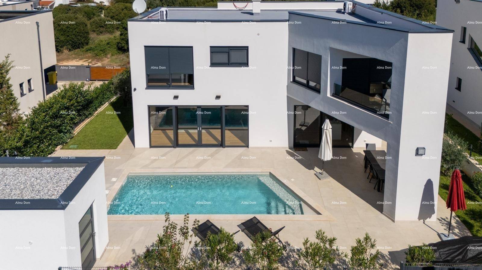 Detailansicht des privaten Pools und der Sonnenterrasse einer modernen Villa.