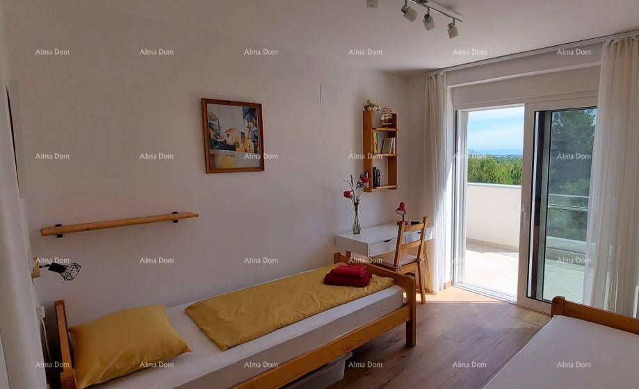 Freundliches Schlafzimmer mit zwei Einzelbetten, Schreibtisch und Balkonzugang, ideal für Gäste oder Kinder.