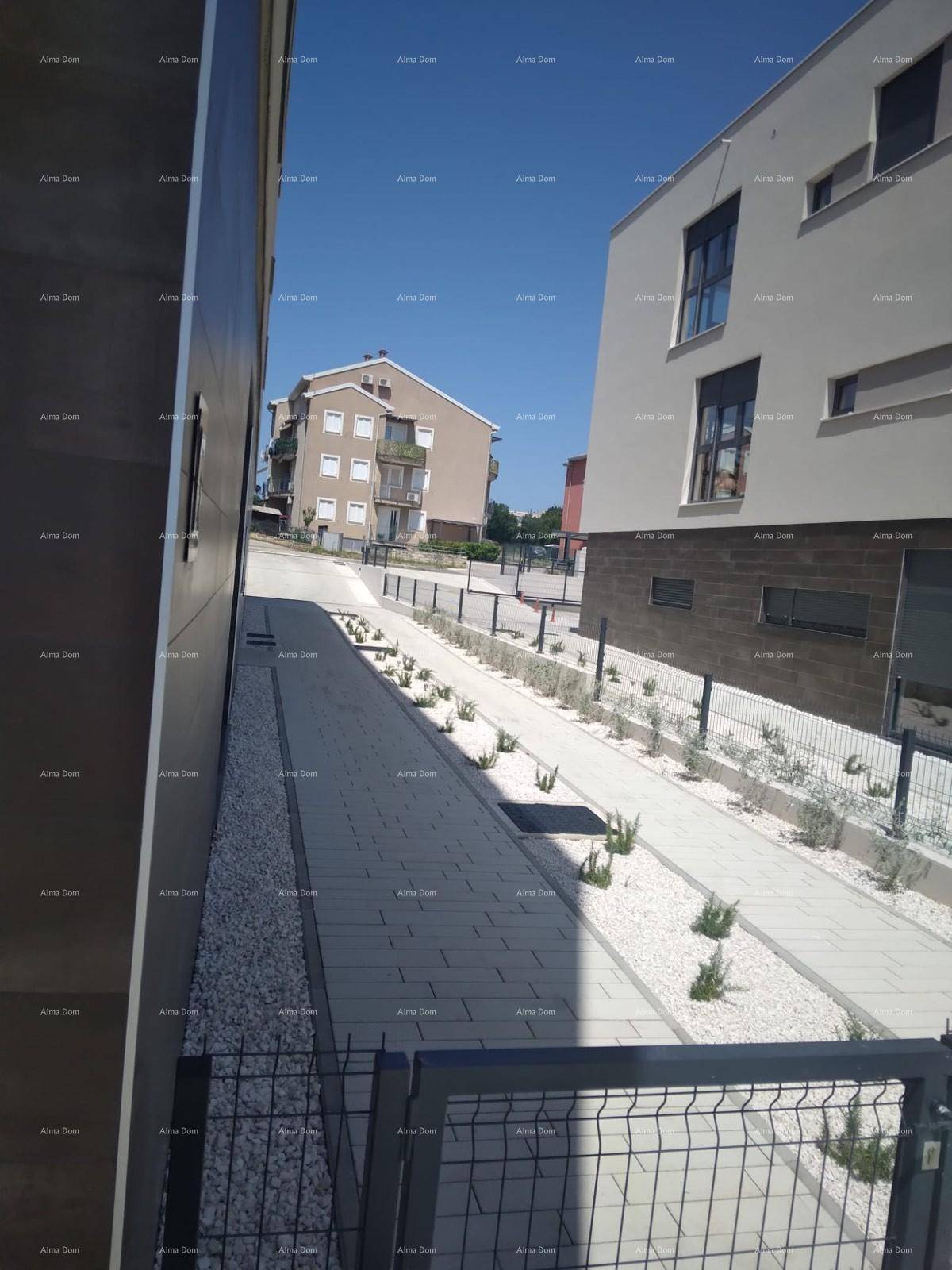 Blick aus dem Innenraum auf eine ruhige Straße und weitere Gebäude in der Nachbarschaft.