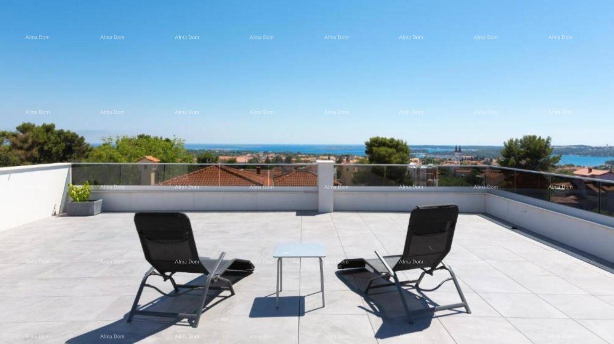 Sonnige Dachterrasse mit zwei Liegestühlen und kleinem Tisch, bietet weiten Meerblick.