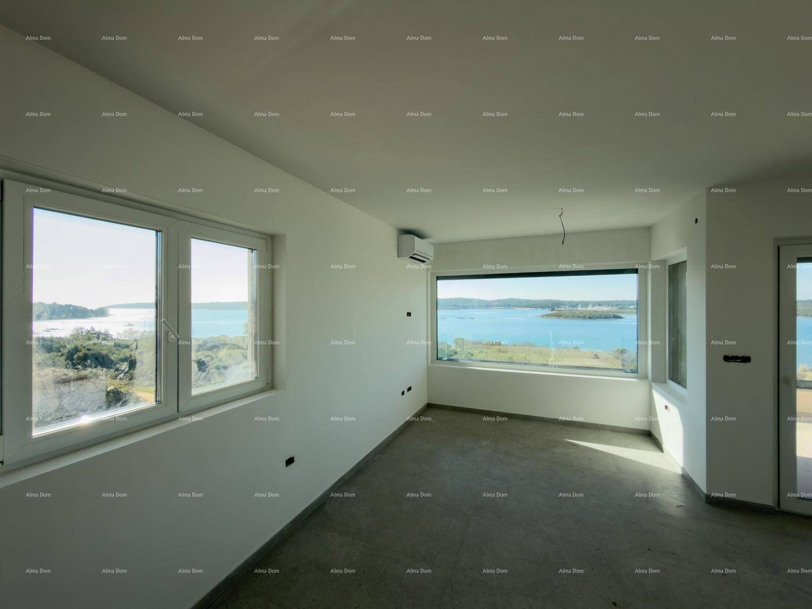 Heller Wohnbereich im Rohbau mit großen Fenstern, Klimaanlage und weitem Meerblick.