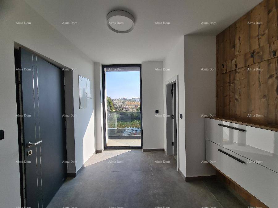 Geräumiger Flur mit viel Tageslicht durch große Fenster und moderner Einrichtung.