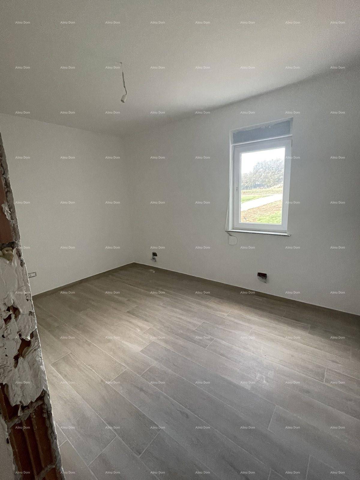 Helles Zimmer im Rohbau mit Fliesenboden, weißen Wänden und einem Fenster mit Ausblick.