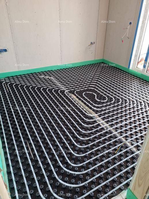 Detailansicht der Fußbodenheizungsinstallation in einem Raum im Rohbau.