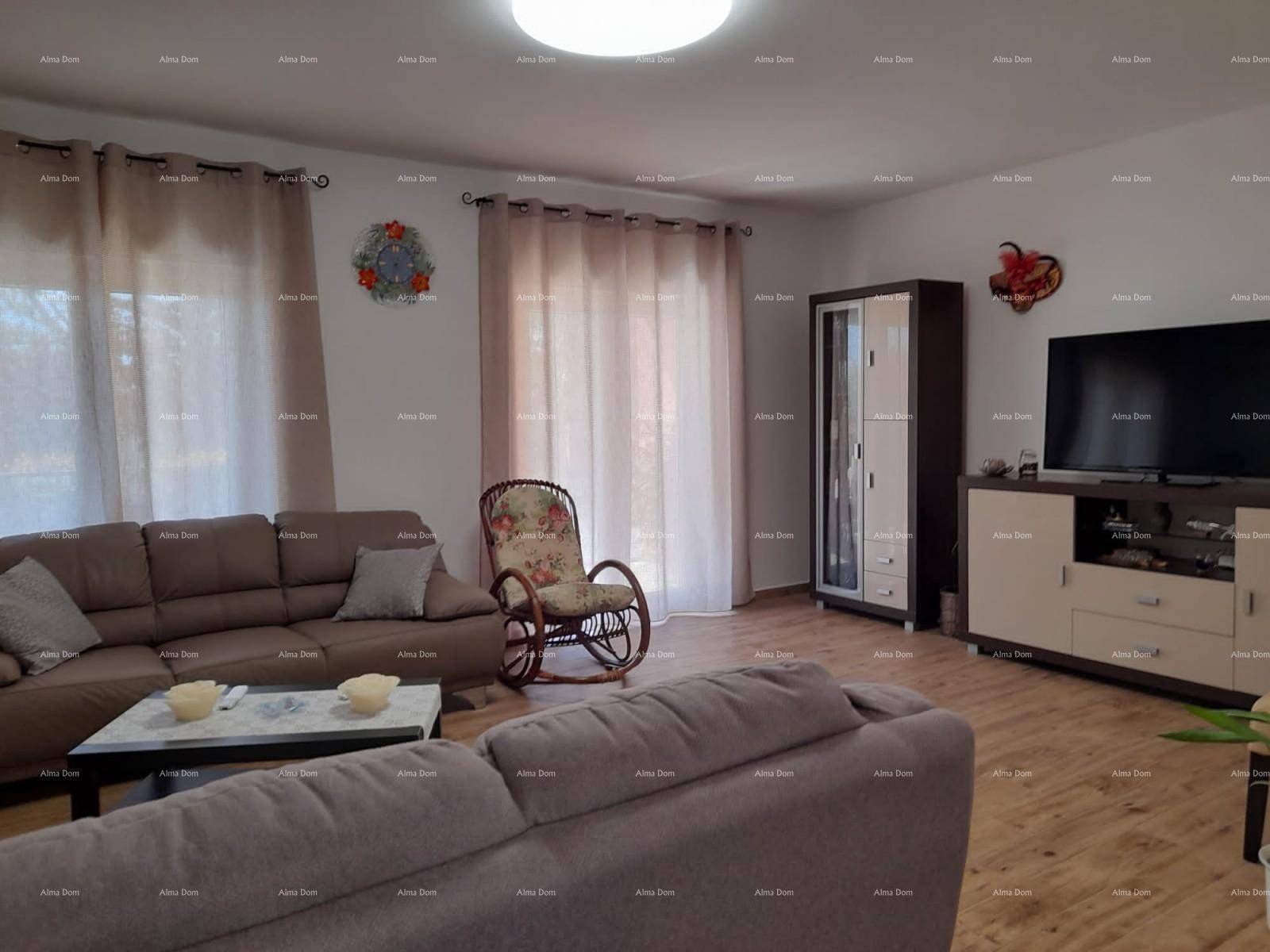 Gemütliches Wohnzimmer mit bequemen Sofas, Holzboden und großen Fenstern.