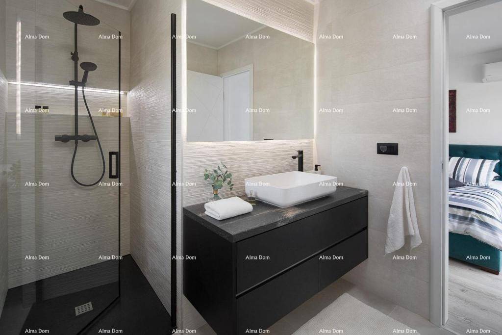 Modernes Badezimmer mit begehbarer Dusche, elegantem Waschtisch und beleuchtetem Spiegel.