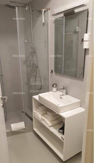 Helles Badezimmer mit moderner Dusche und Waschbecken mit Unterschrank.