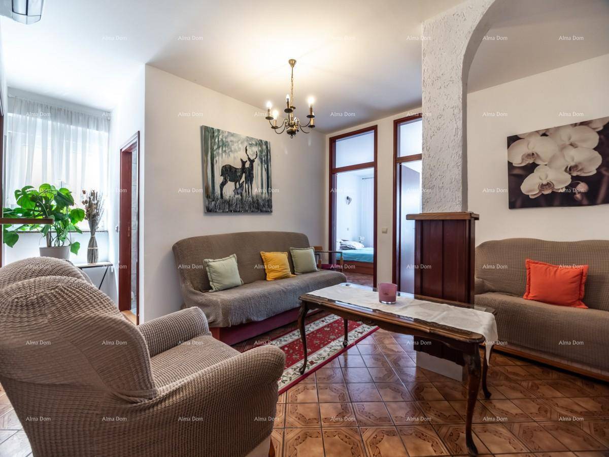 Gemütliches Wohnzimmer mit gefliestem Boden, bequemen Sofas und einem dekorativen Bogen.