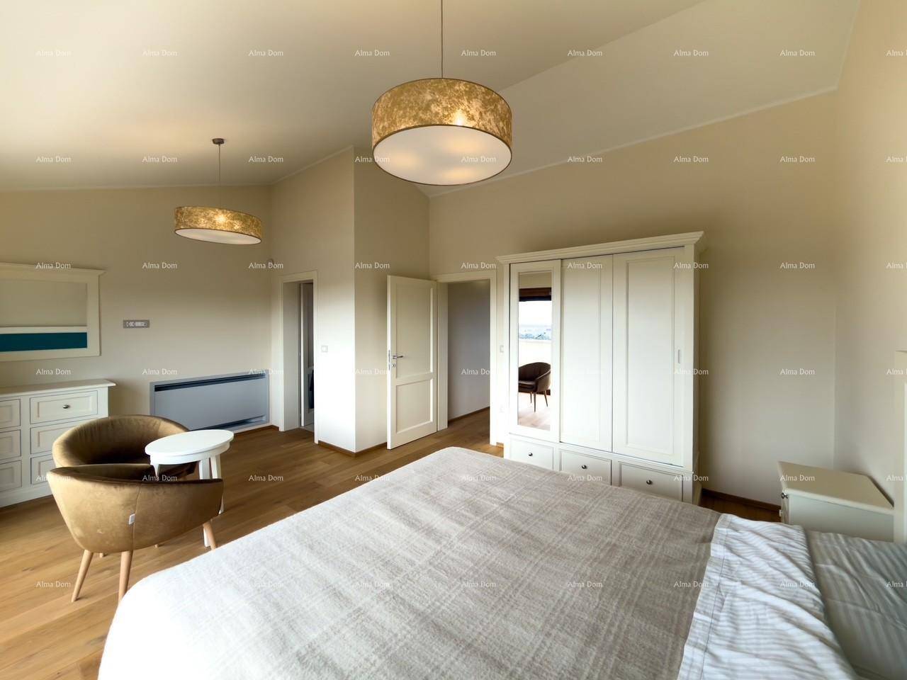 Geräumiges Schlafzimmer mit Doppelbett, Kleiderschrank und Zugang zu weiteren Räumen.