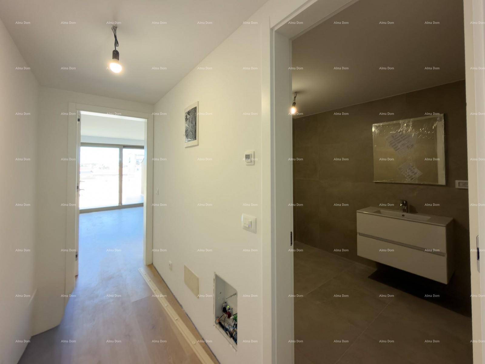 Heller Flur mit Zugang zu einem Badezimmer und einem weiteren Wohnbereich im Hintergrund.
