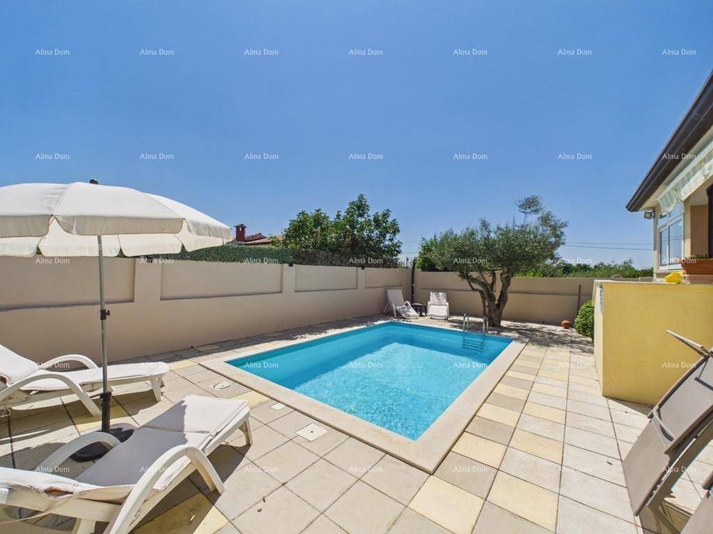 Sonniger Poolbereich mit erfrischendem Swimmingpool, bequemen Sonnenliegen und einem Sonnenschirm.