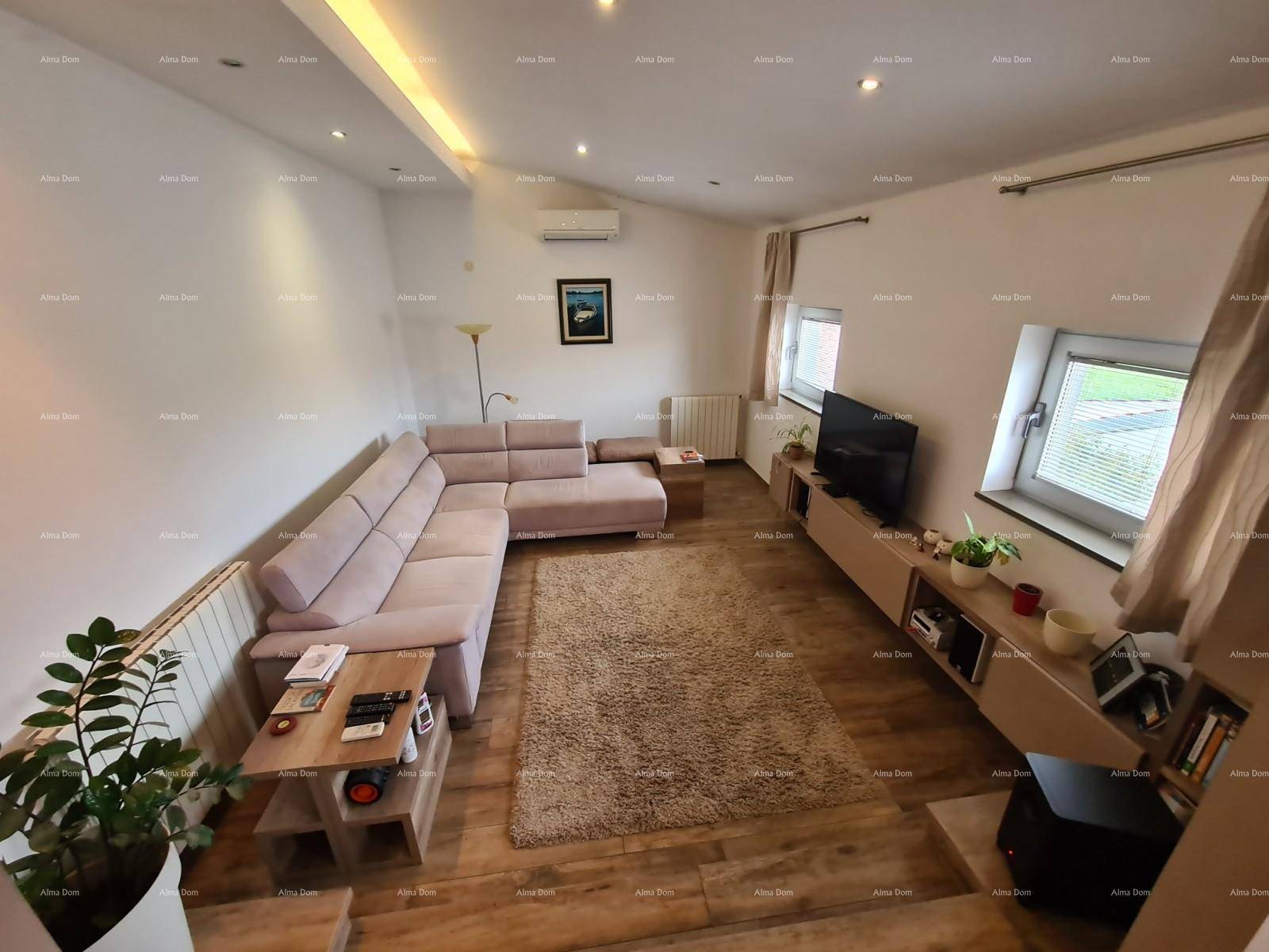 Gemütliches Wohnzimmer mit großem Ecksofa, Teppich und Holzboden, gut beleuchtet.