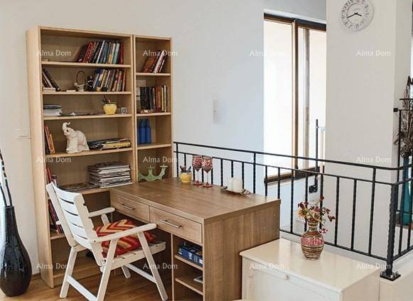 Heller Arbeitsbereich mit Holzschreibtisch, Stuhl und Bücherregalen, offen gestaltet.