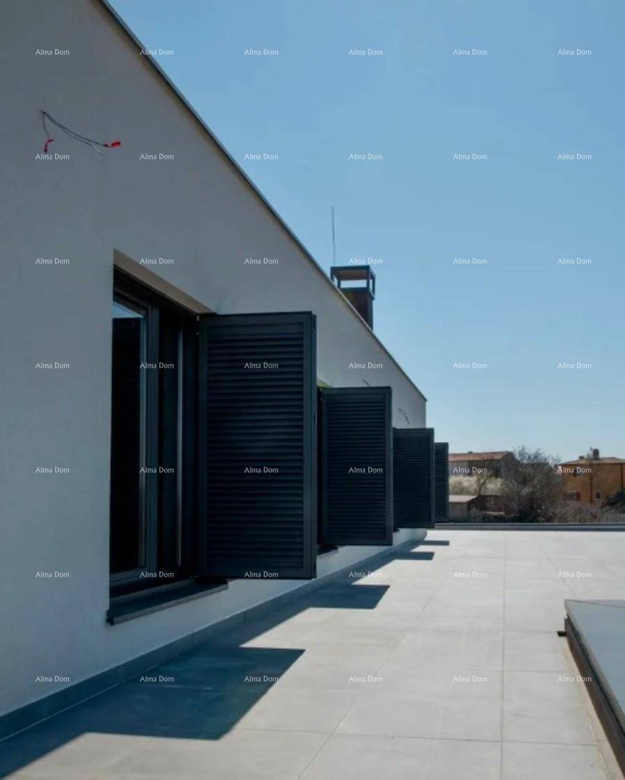 Dachterrasse mit grauen Fliesen und geschlossenen Fensterläden an der modernen Hausfassade.