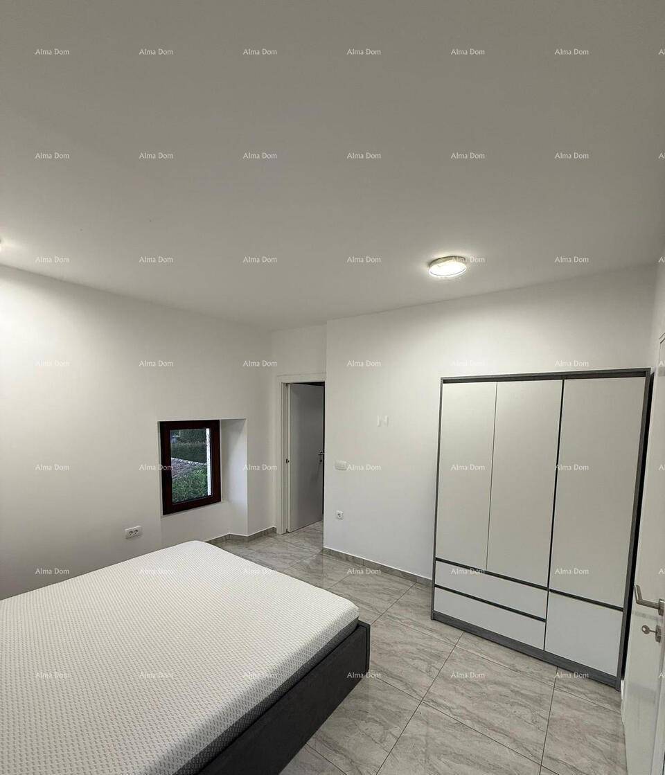 Geräumiges Schlafzimmer mit Doppelbett, modernem Kleiderschrank und Fliesenboden.