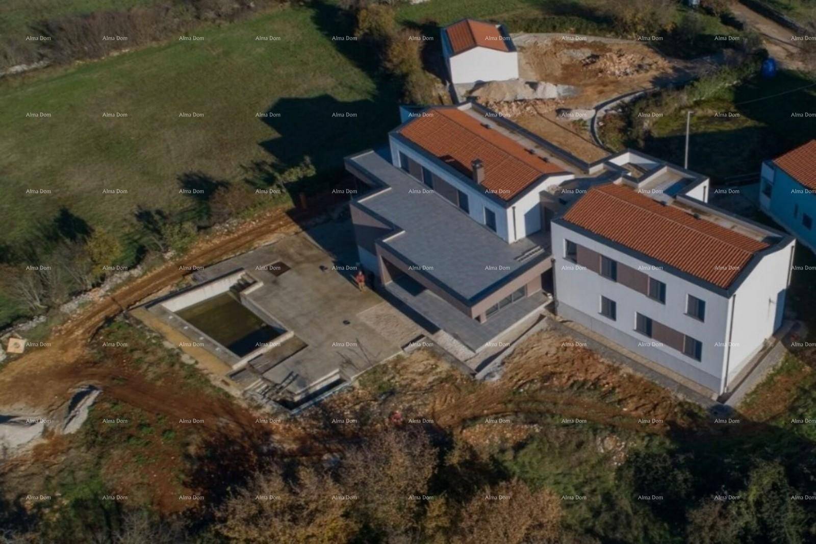 Panoramablick von oben auf das im Bau befindliche moderne Haus mit Poolbereich und grüner Umgebung.