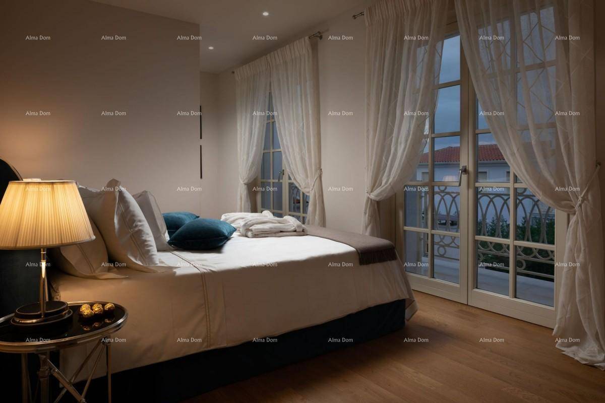 Schlafzimmer mit großem Bett und französischen Fenstern, die viel Licht hereinlassen.