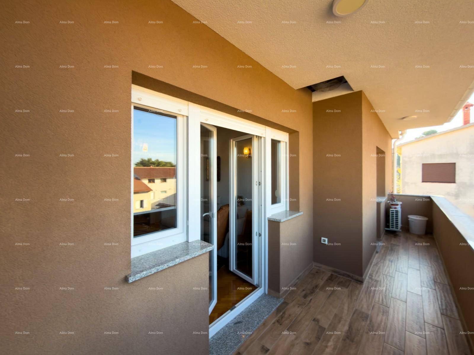 Langer Balkon mit Fliesenboden und einer Klimaanlage, ideal für entspannte Stunden im Freien.