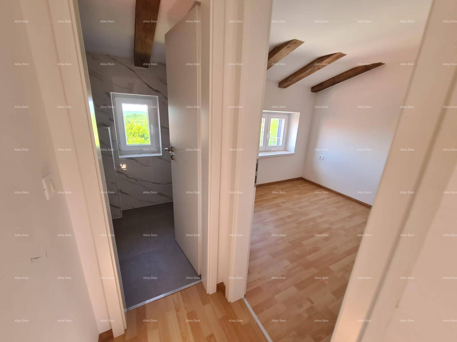 Flur mit Laminatboden, der zu einem modernen Badezimmer und einem weiteren hellen Zimmer führt.