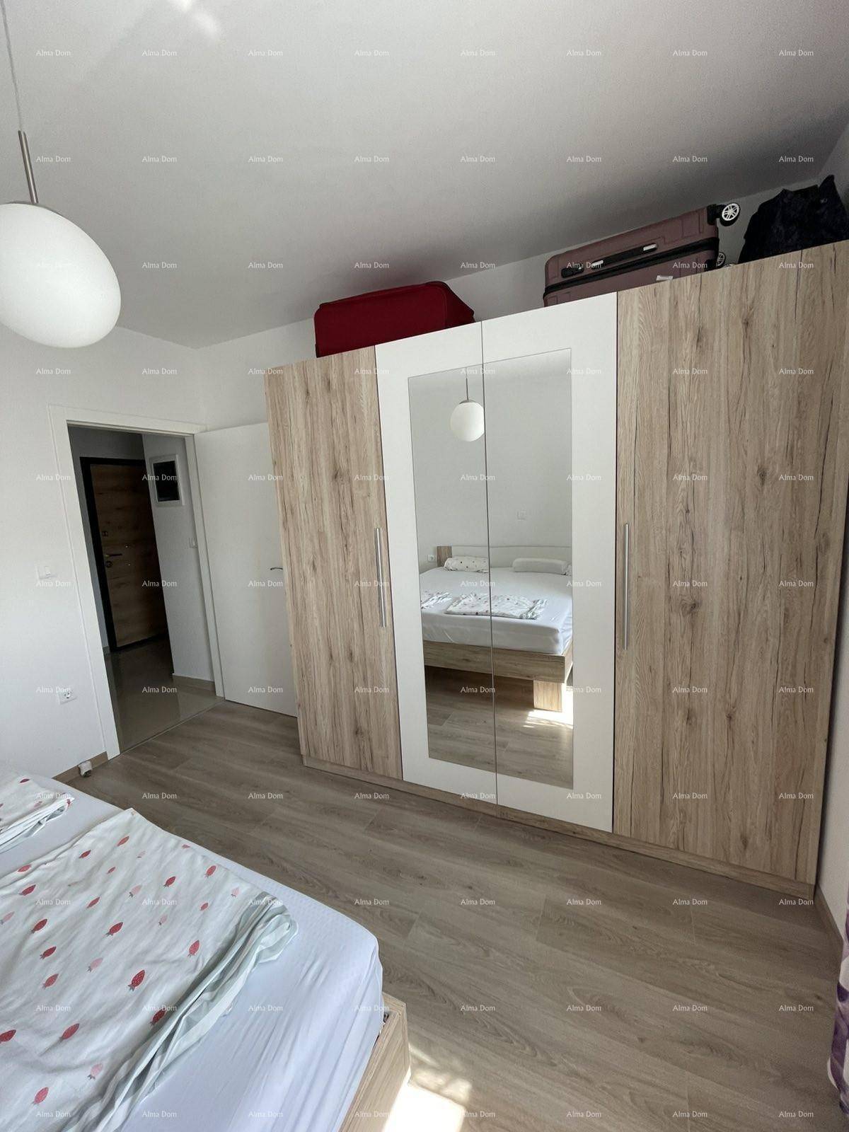 Schlafzimmer mit großem Kleiderschrank und Spiegeltüren, bietet viel Stauraum.