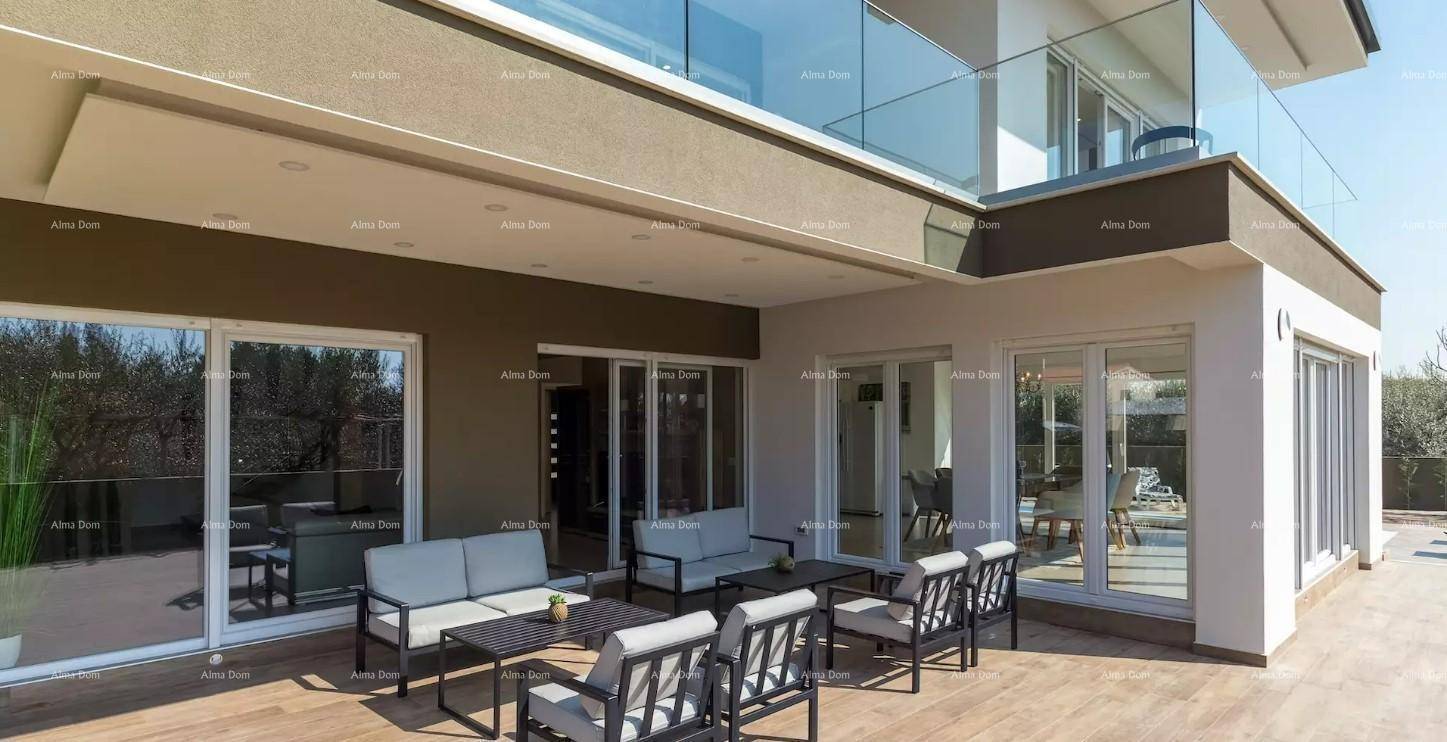 Überdachte Terrasse mit modernen Lounge-Möbeln und Blick auf den Gartenbereich.