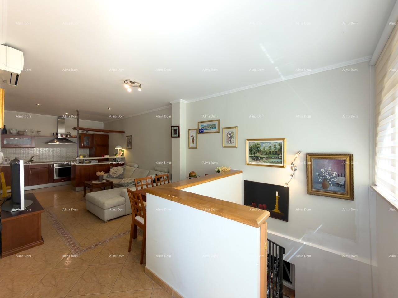 Lichtdurchfluteter Wohn- und Essbereich mit offener Küche und Blick auf die Treppe.