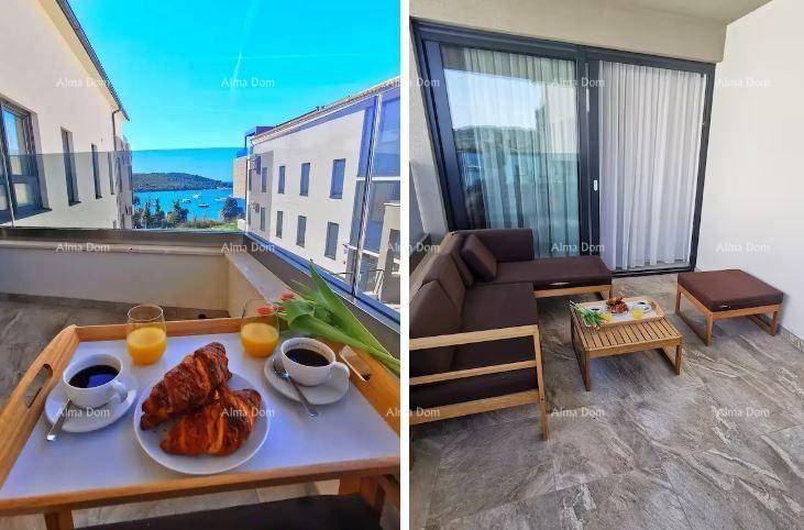 Balkon mit Meerblick, Frühstückstablett und gemütlichen Outdoor-Sitzmöbeln.