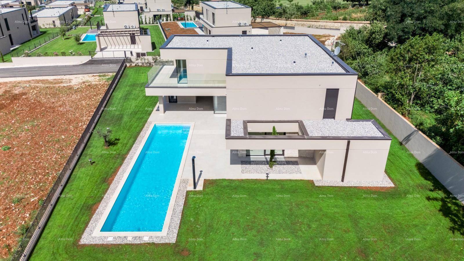 Moderne Villa mit Pool und Garten, umgeben von ähnlichen Neubauten in der Nachbarschaft.