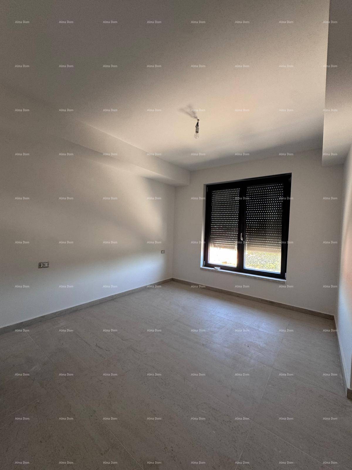 Helles Schlafzimmer mit modernen Fliesen, weißen Wänden und Fenster mit integrierten Rollläden.