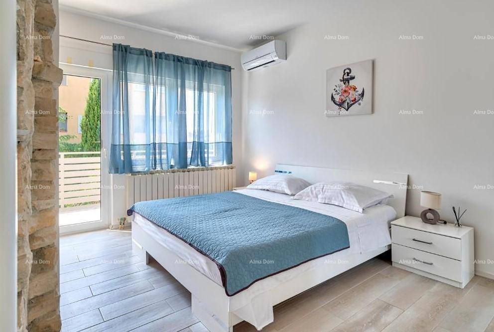 Helles Schlafzimmer mit Doppelbett, Holzboden und Zugang zum Balkon.