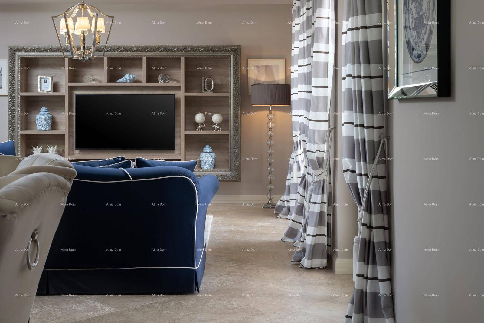 Elegantes Wohnzimmer mit blauem Sofa, integriertem TV-Regal und stilvoller Dekoration.