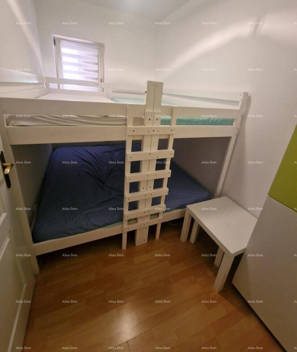 Helles Kinderzimmer mit Etagenbett und Holzboden, ideal für Geschwister.