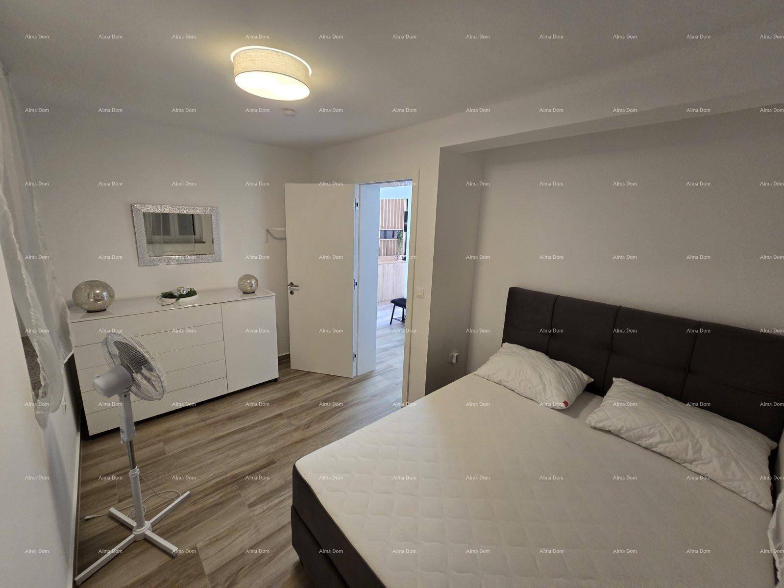 Helles Schlafzimmer mit Kommode, Spiegel und Zugang zu einem weiteren Raum, ideal für Gäste.