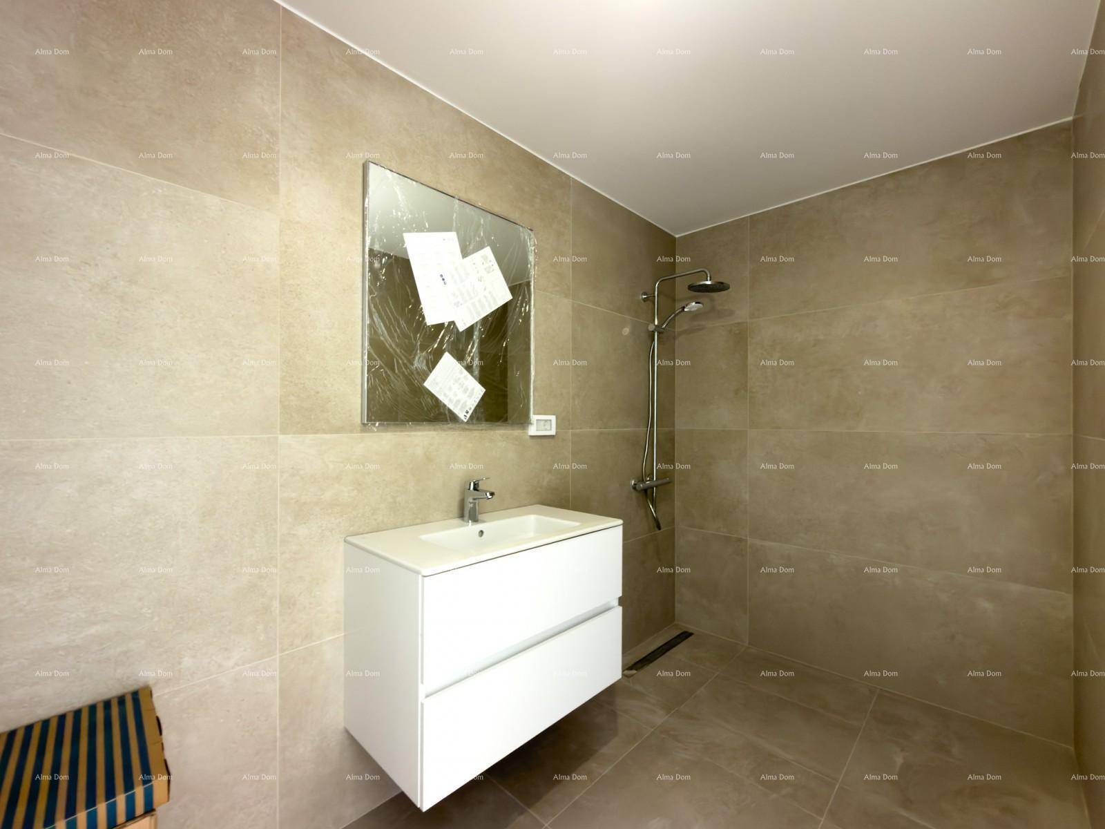 Modernes Badezimmer mit beigefarbenen Fliesen, Einzelwaschbecken und Duschbereich.
