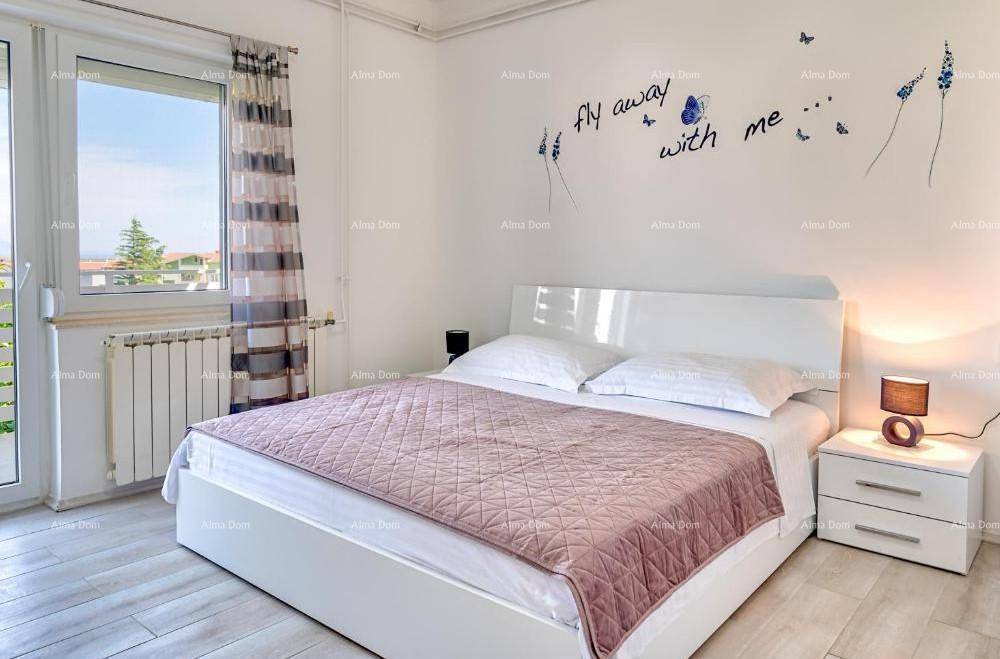 Modernes Schlafzimmer mit Doppelbett, Holzboden und dekorativer Wandgestaltung.