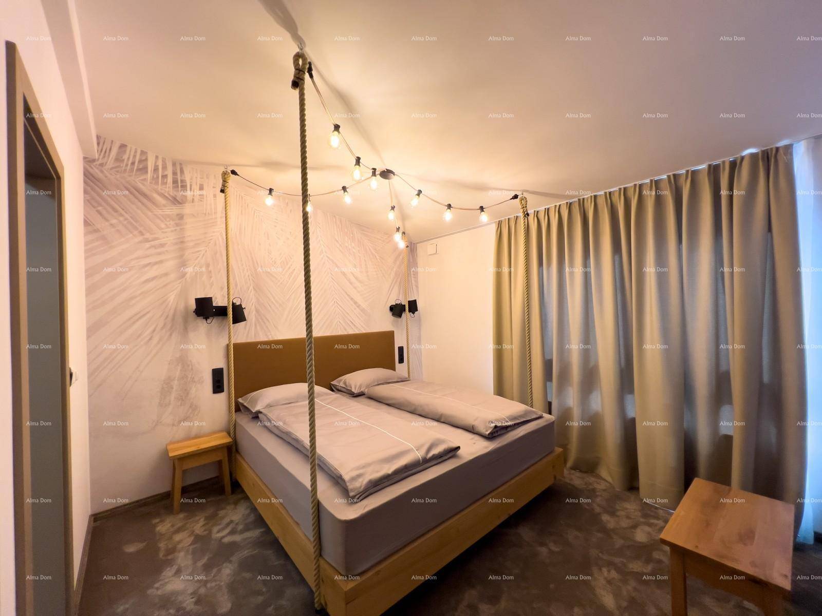Schlafzimmer mit Doppelbett und dekorativer Wandgestaltung, die eine entspannende und moderne Atmosphäre schafft.