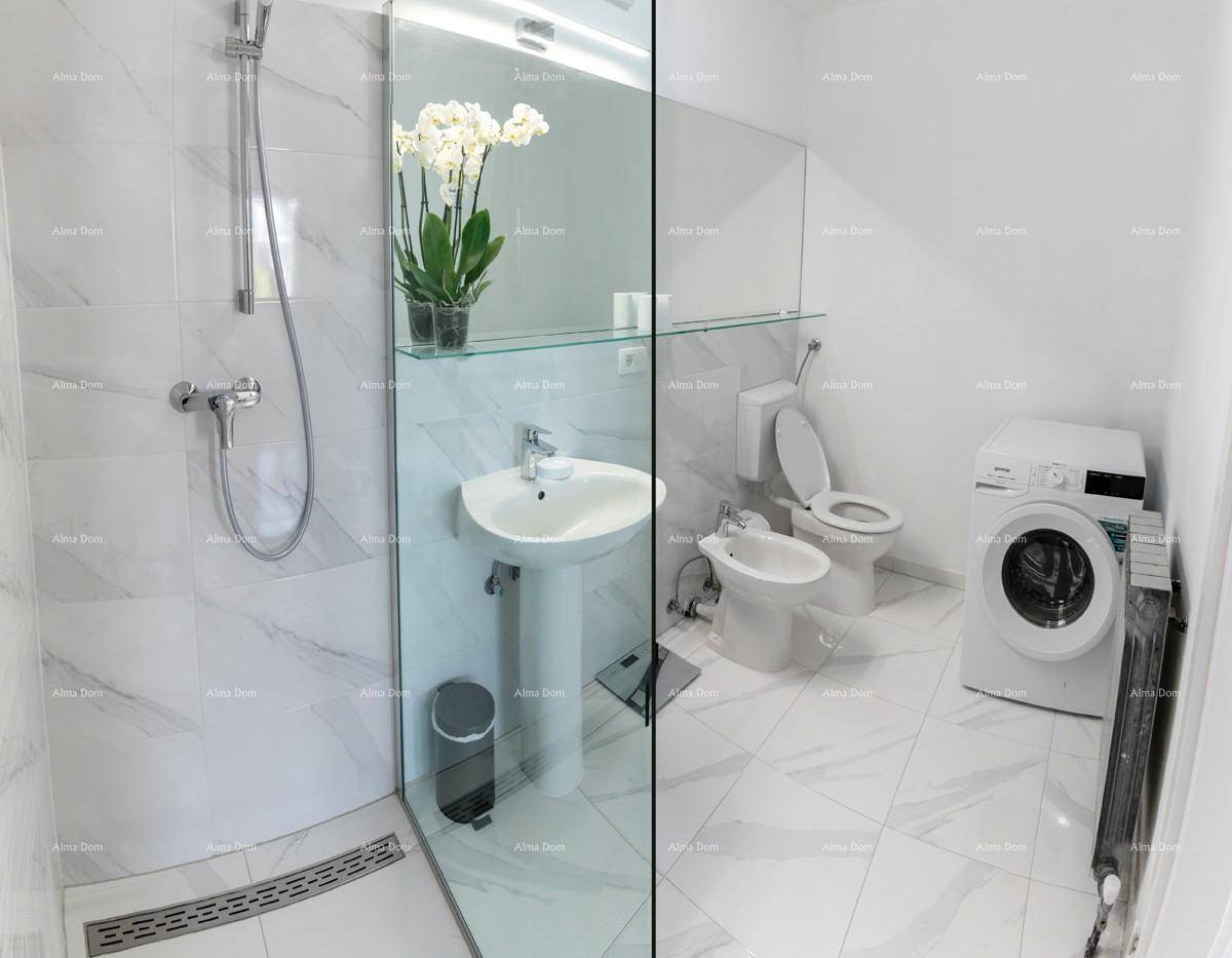 Komplettes Badezimmer mit moderner begehbarer Dusche, Waschtisch, WC, Bidet und Waschmaschine.
