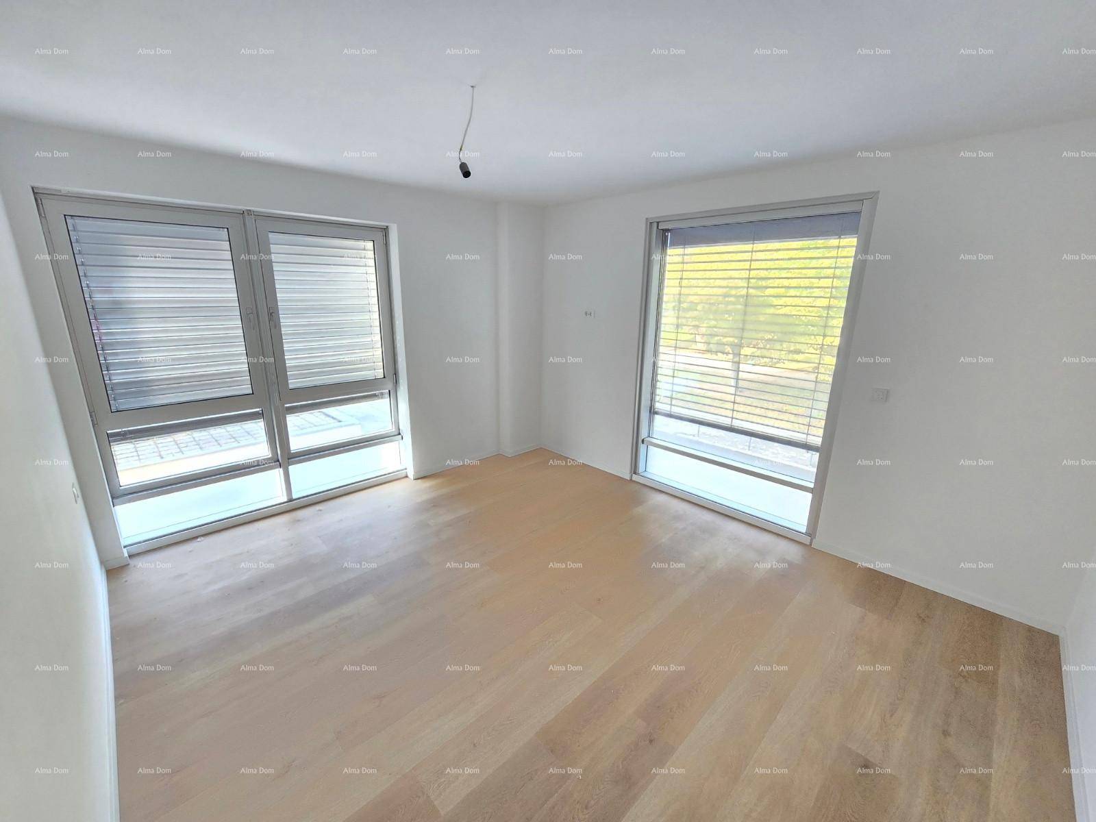 Heller Raum mit zwei großen Fenstern und Holzfußboden, bietet viel natürliches Licht.