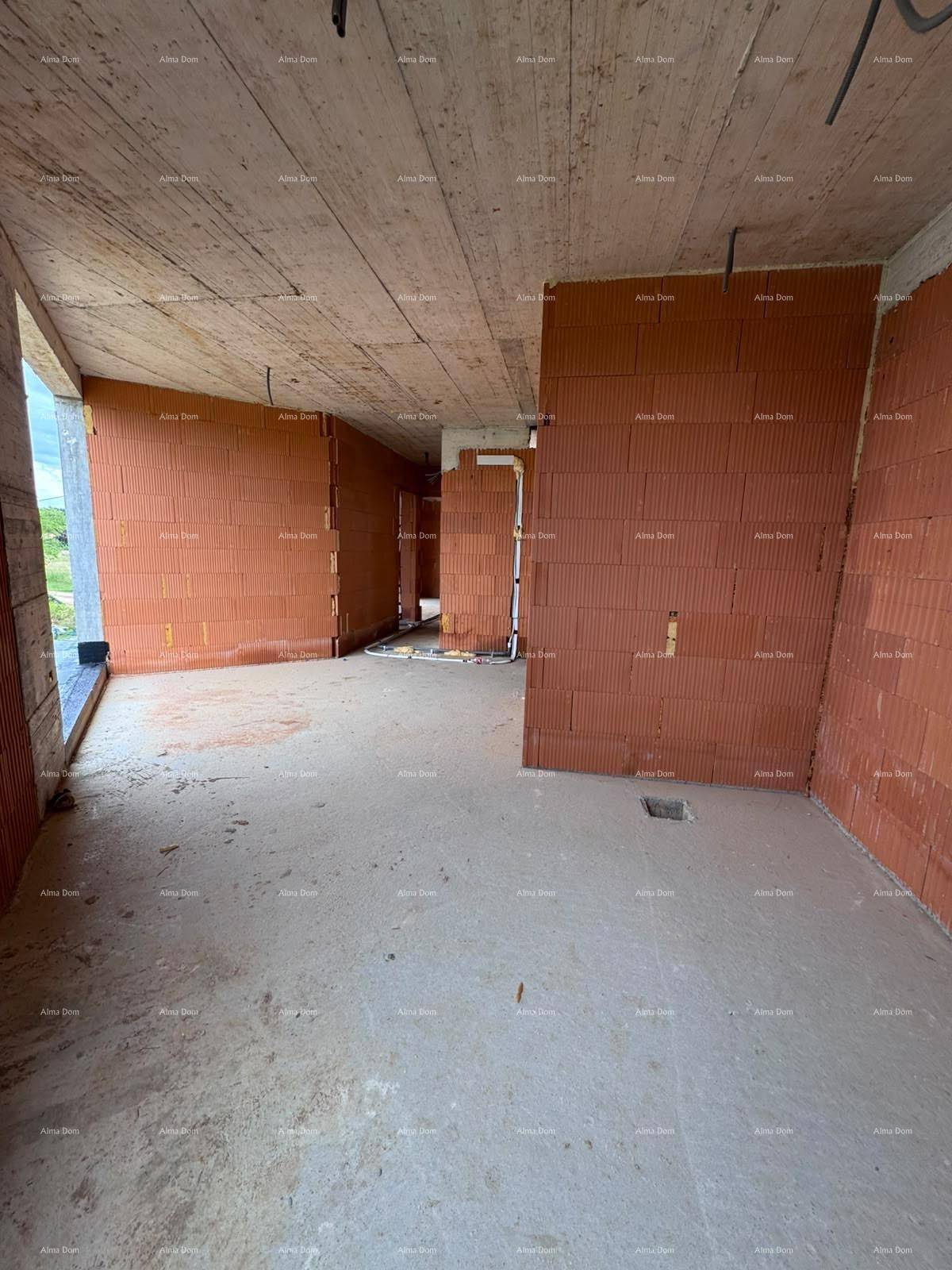 Unfertiger Innenraum mit sichtbaren Ziegelwänden und Betonstrukturen während der Bauphase.